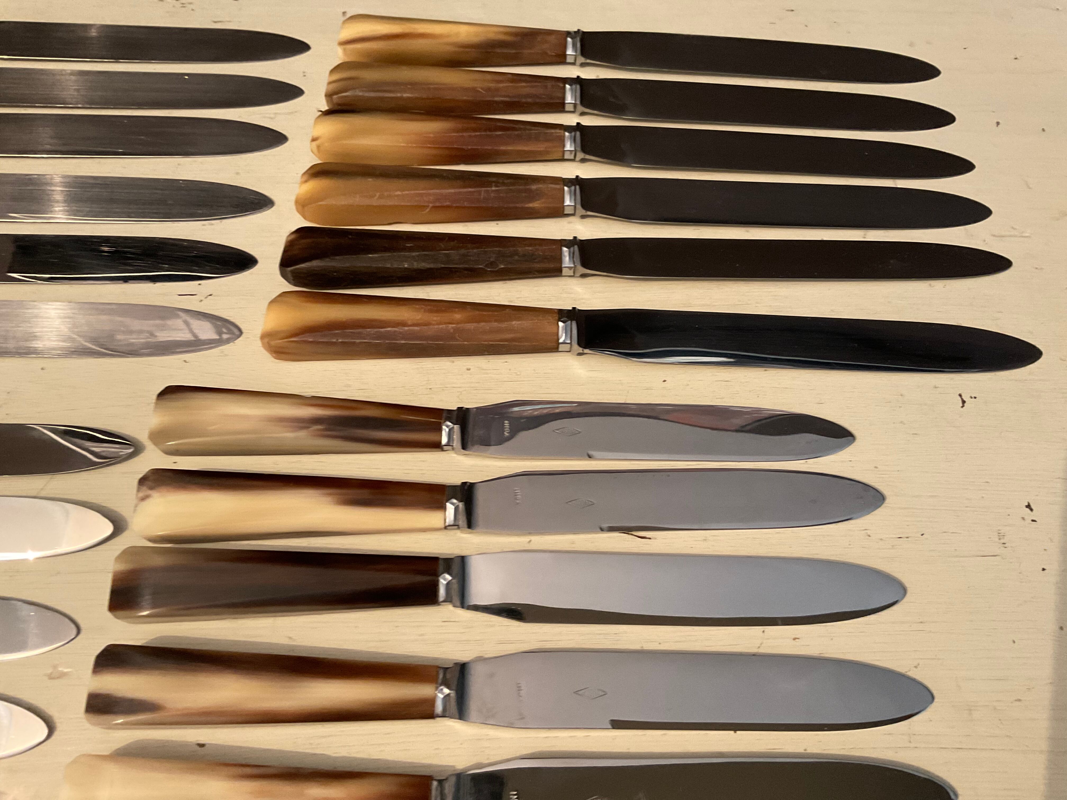 Coffret 24 couteaux en inox et bakelite