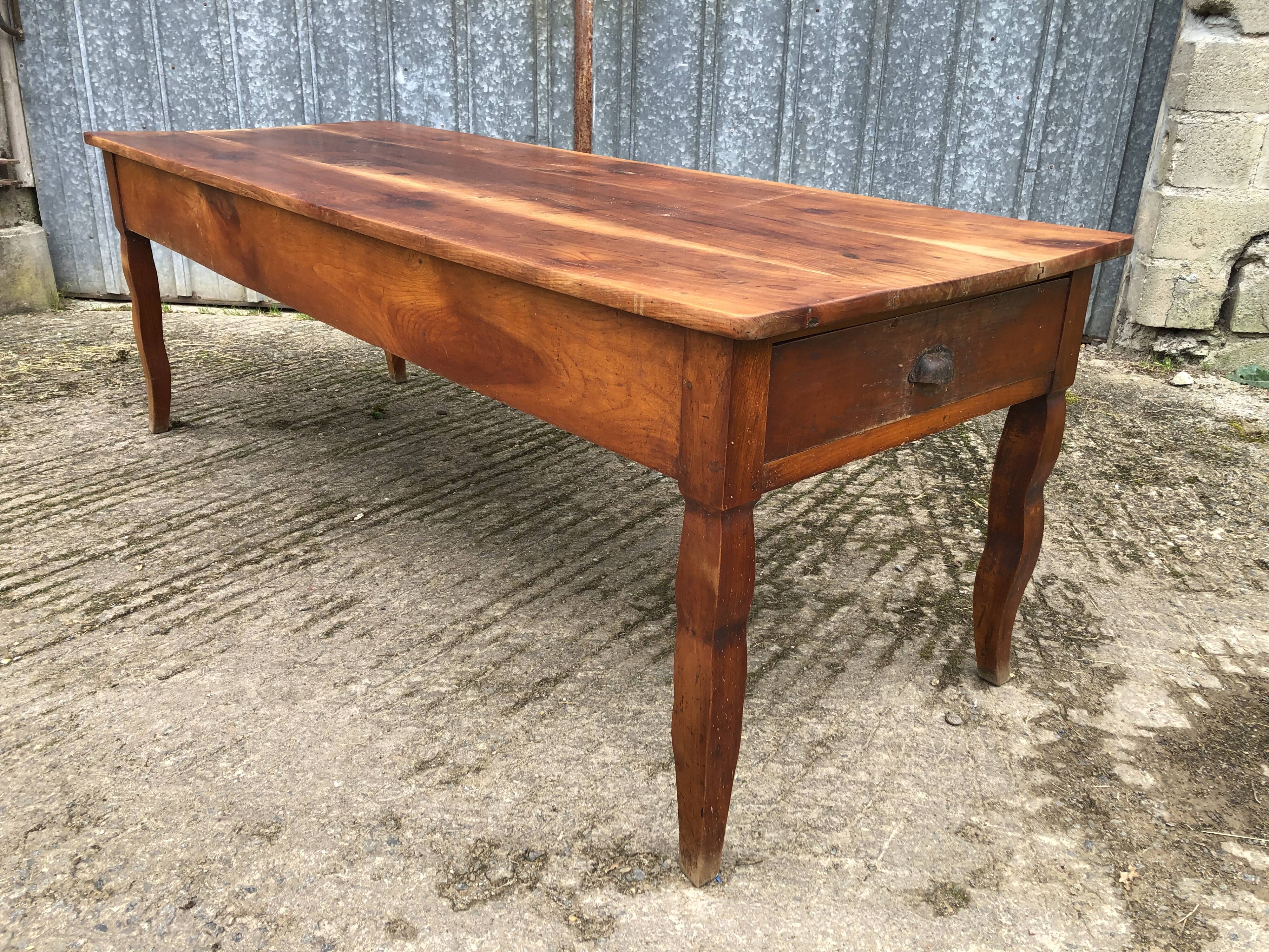 Table de ferme ancienne en cerisier massif avec 2 tiroirs et une tirette