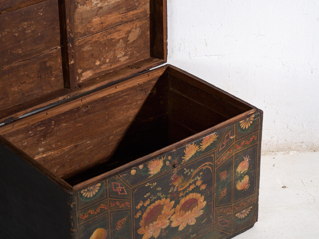 Antique chest painted in pine wood – China, circa 1900