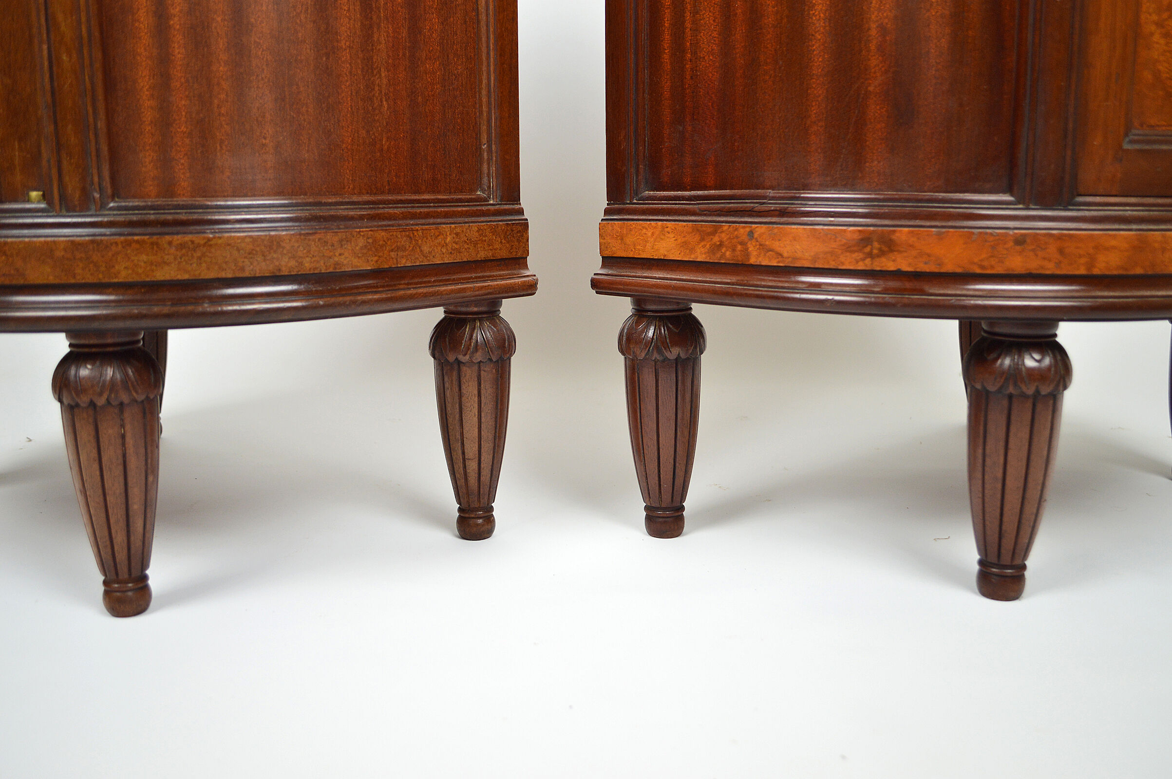 Paire de chevets Art Déco demi-lune en acajou vers 1925