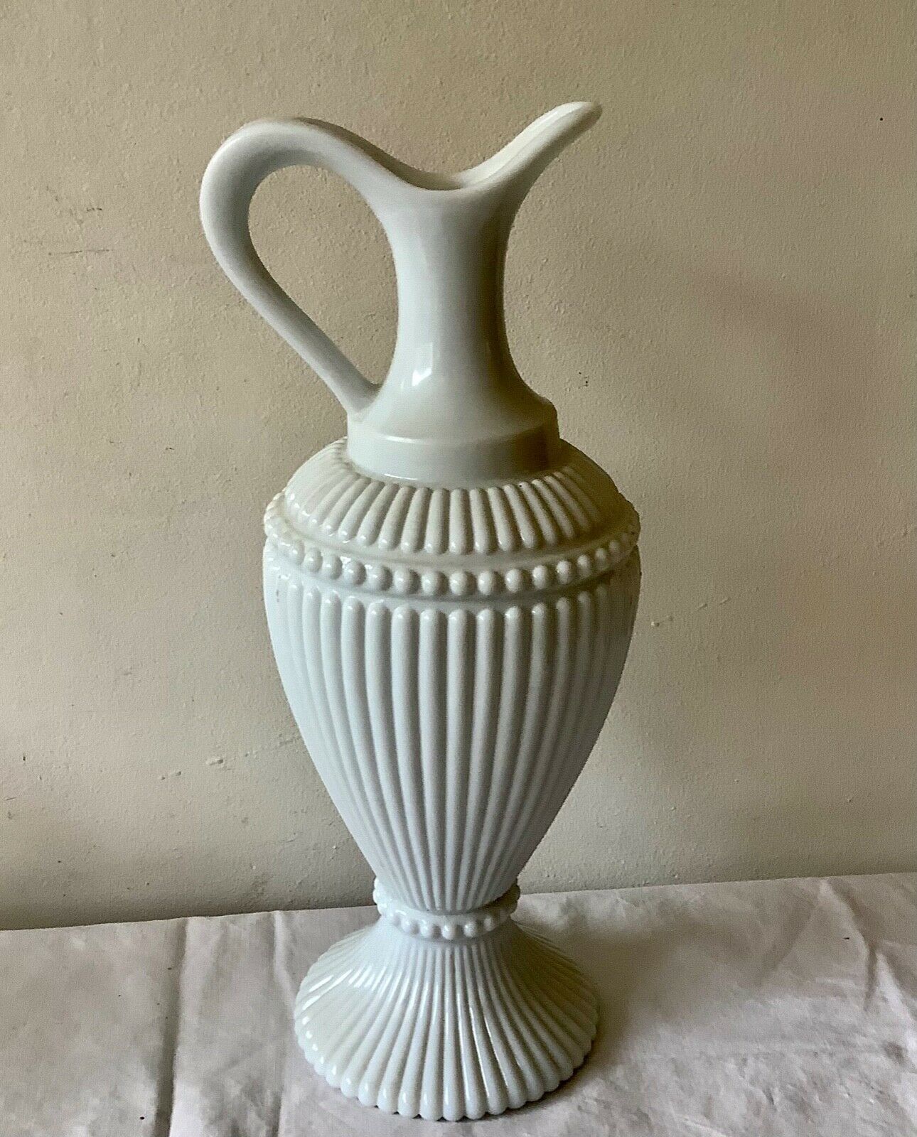 Carafe vase en opaline blanche