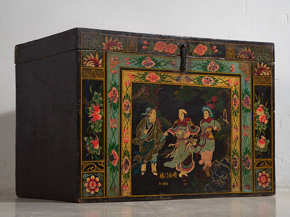 Antique oriental chest with painting of the warrior Yang Mulan (c.1900) #9