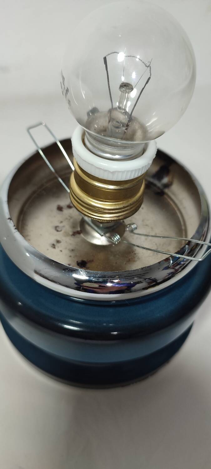 Lámpara de mesa metálica. España, 1960s.