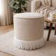 Pouf rond avec franges en bas, en bouclée crème.