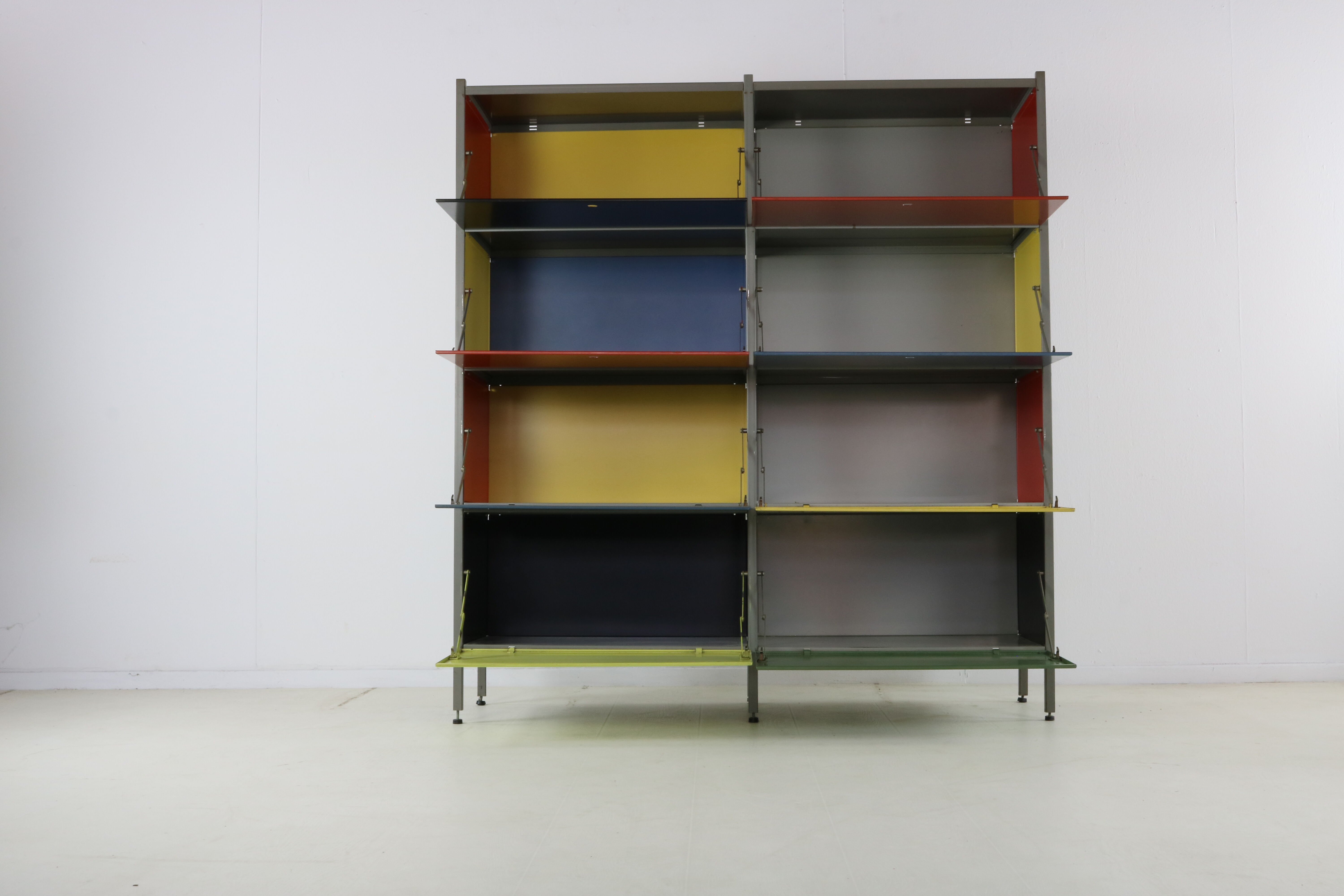 Rangement mural coloré des années 50 par Wim Rietveld pour Gispen