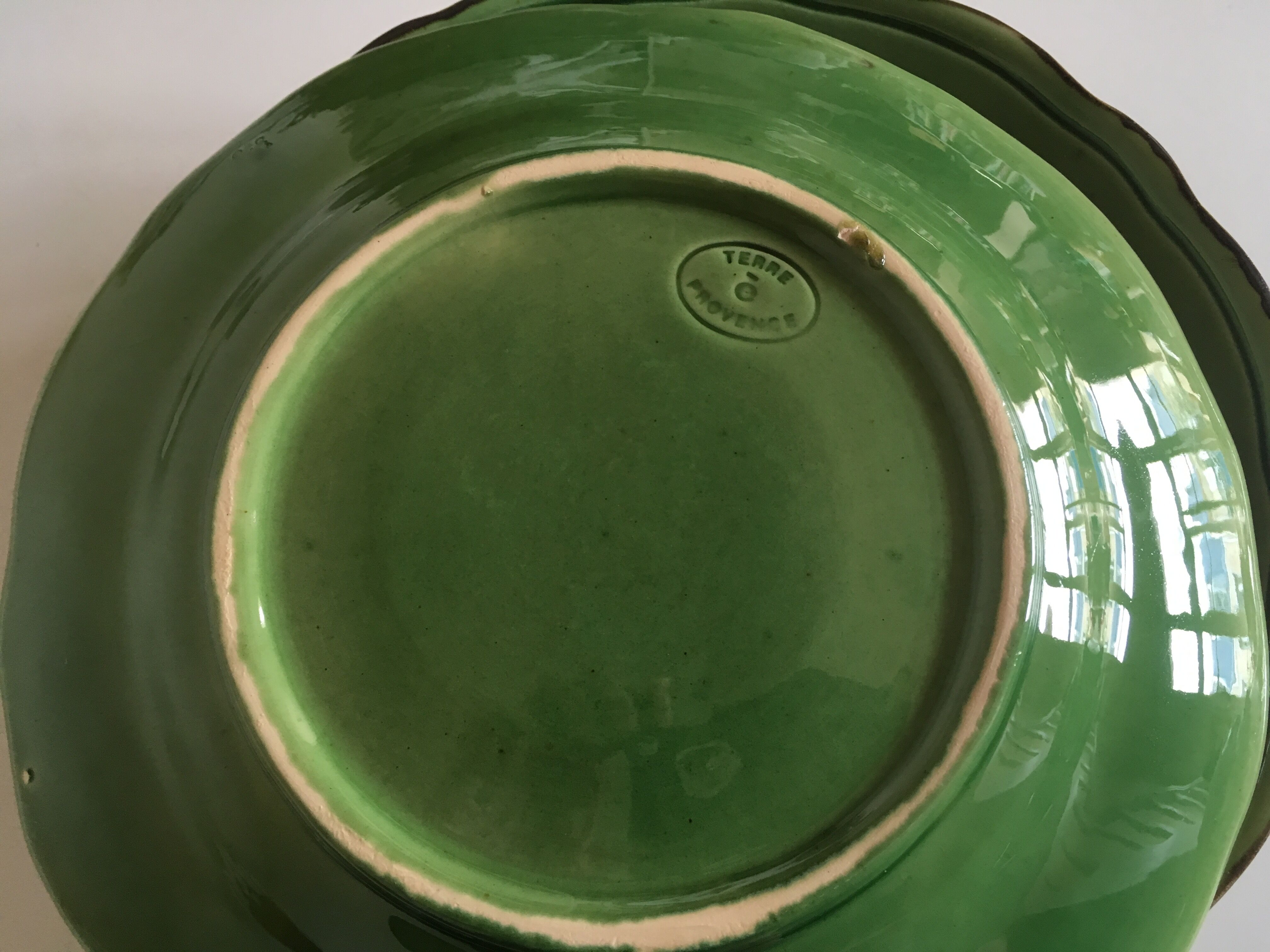 Set d'assiettes à godrons en terre émaillée vert Provence