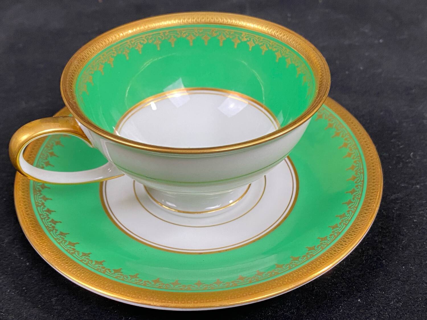 Complete set of 12 Art Deco fine porcelain cups and saucers Ros.