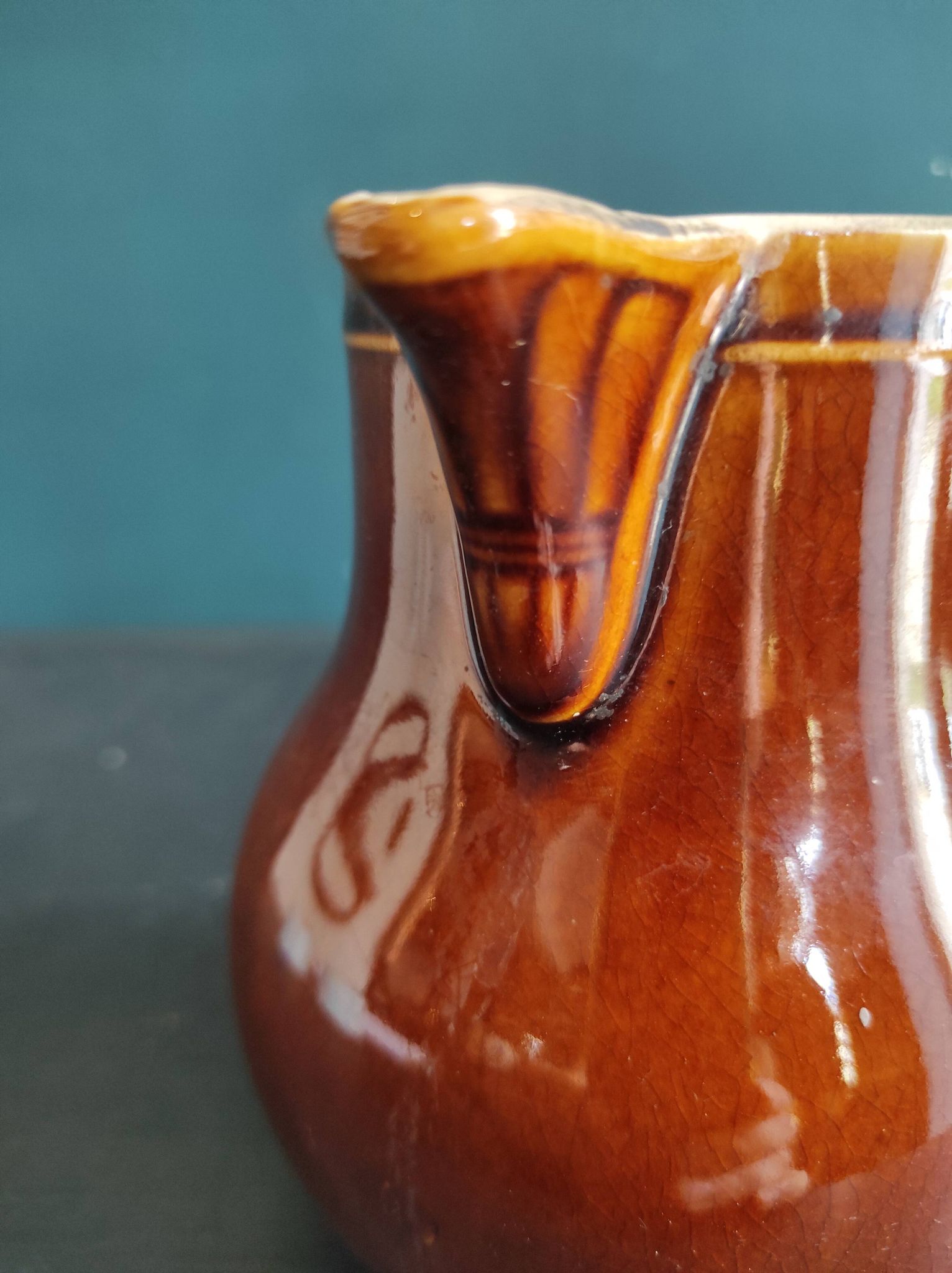 Cruche vintage en majolique française