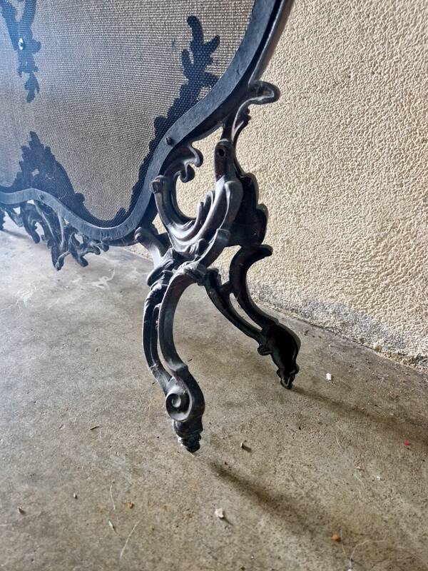 Spark screen, fire screen, bronze fireplace screen decorated with a covered cherub