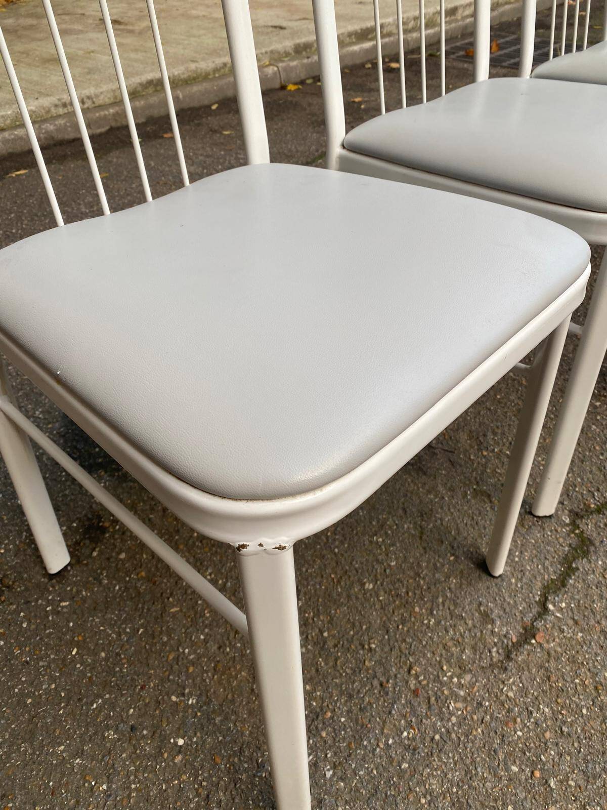 4 chaises en acier blanc et cuir gris