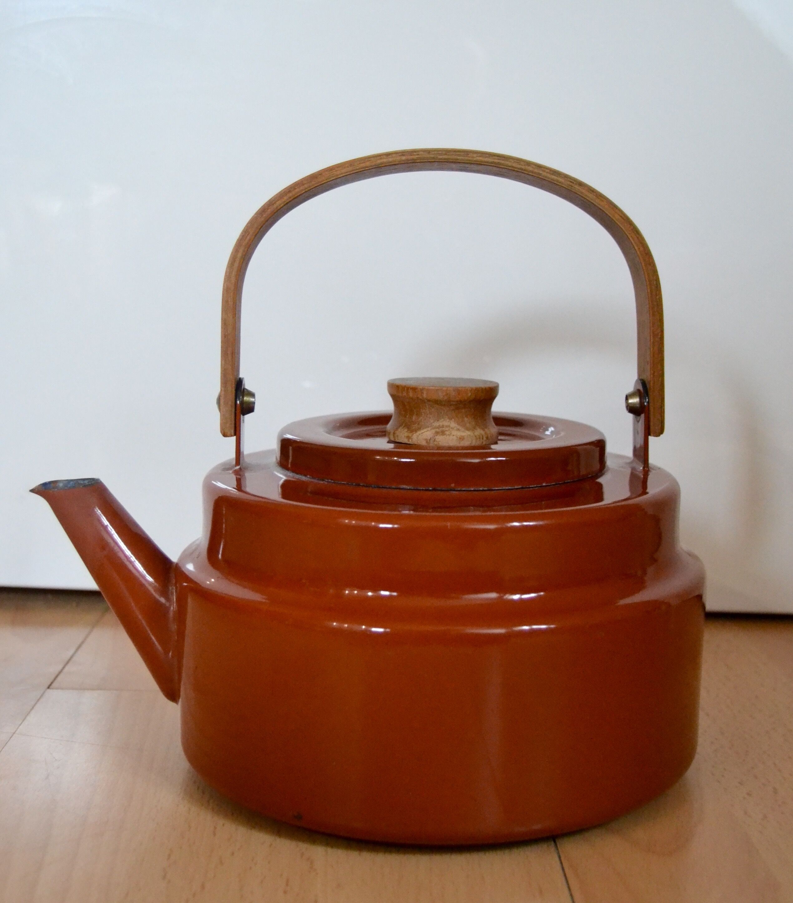 Kettle hygge Scandinavian metal & wood