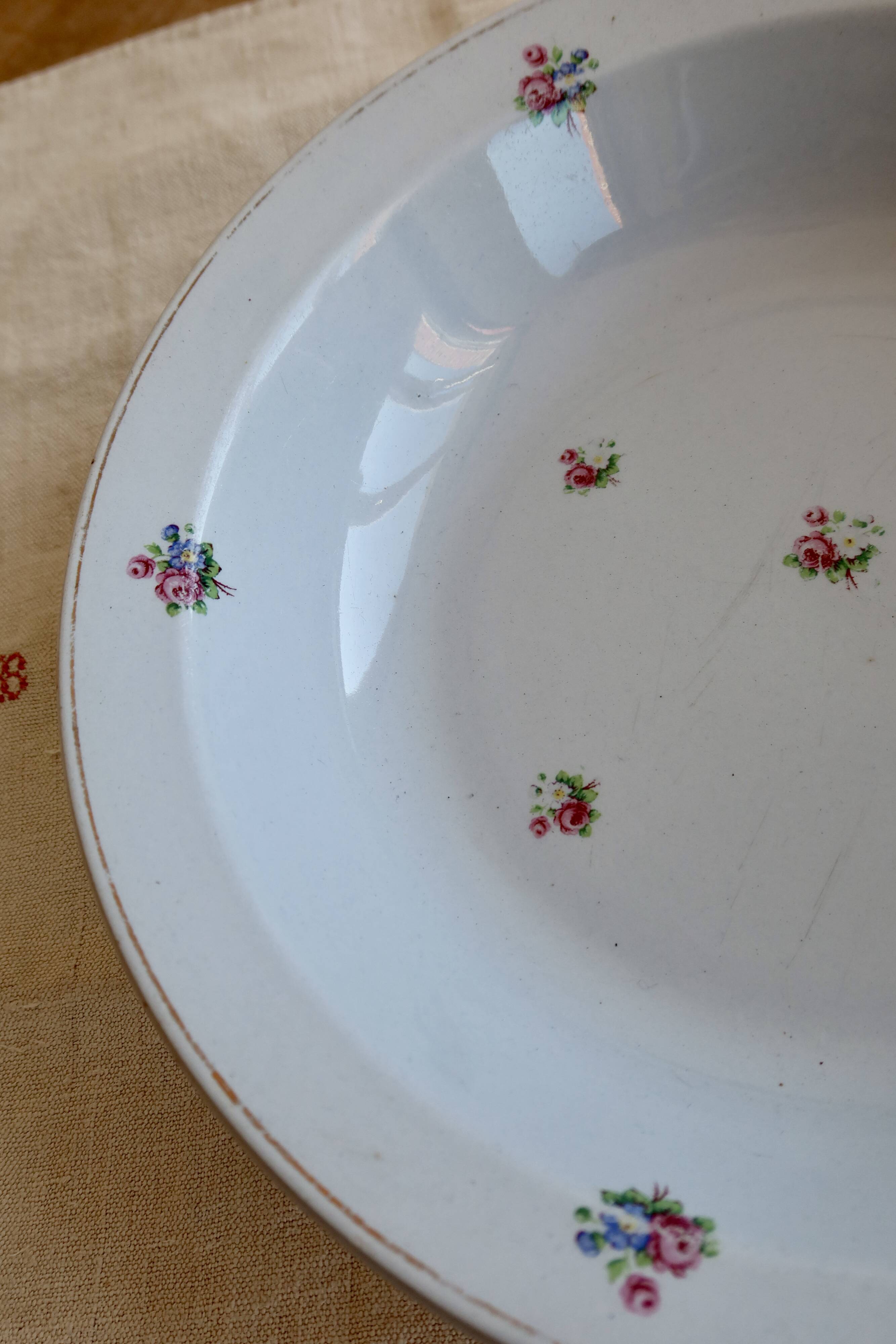Plat de service rond ancien faïence bleu pâle décor petites fleurs – Moulin