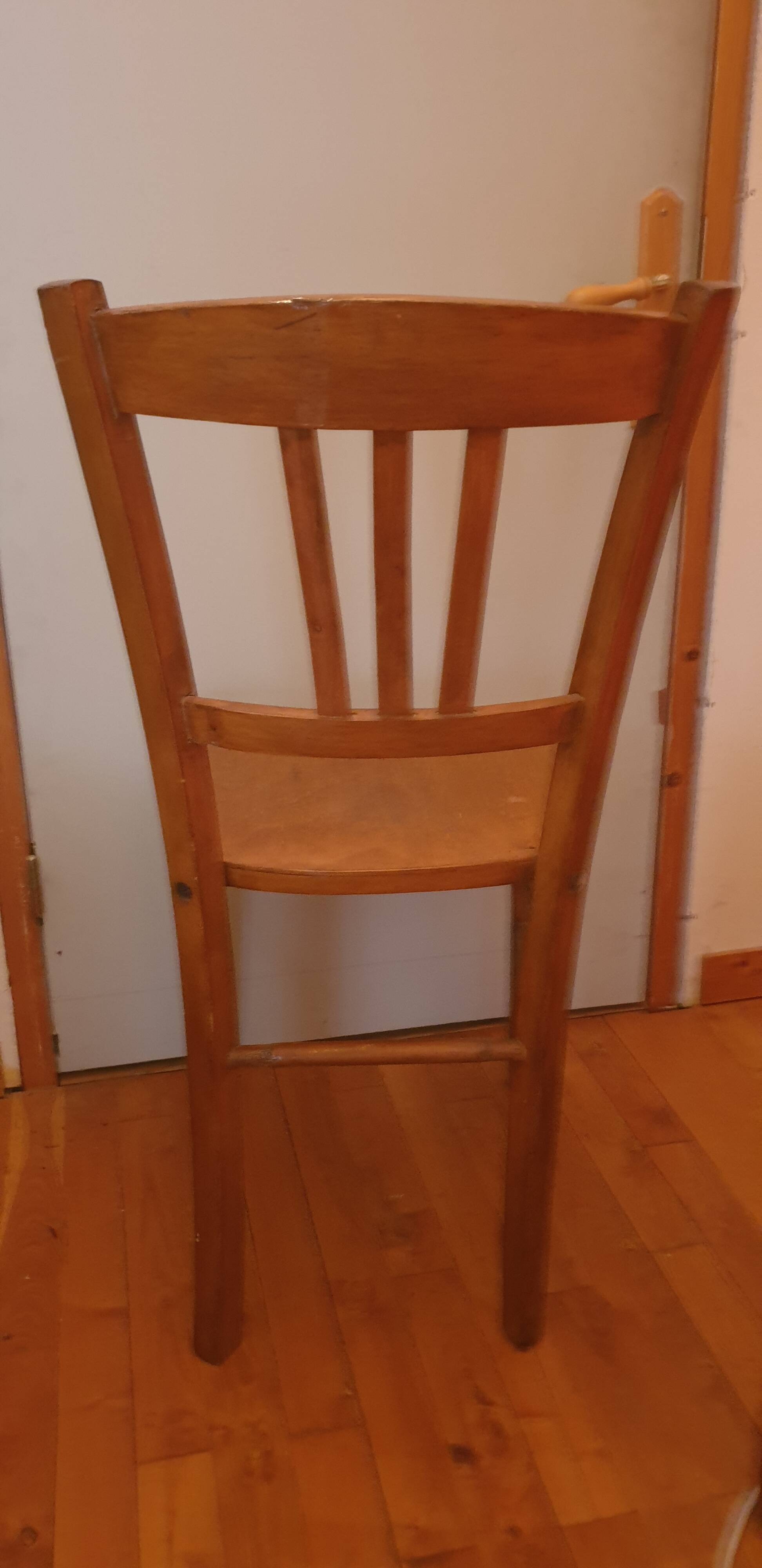 Quatre chaises bistrot