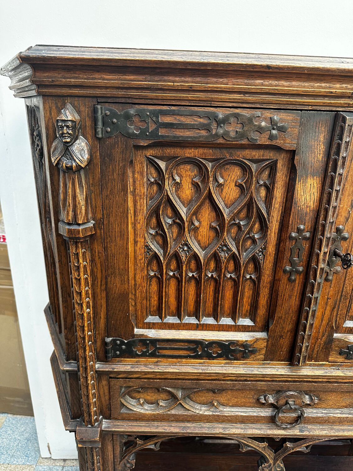 Gothic oak buffet cabinet - 19th century