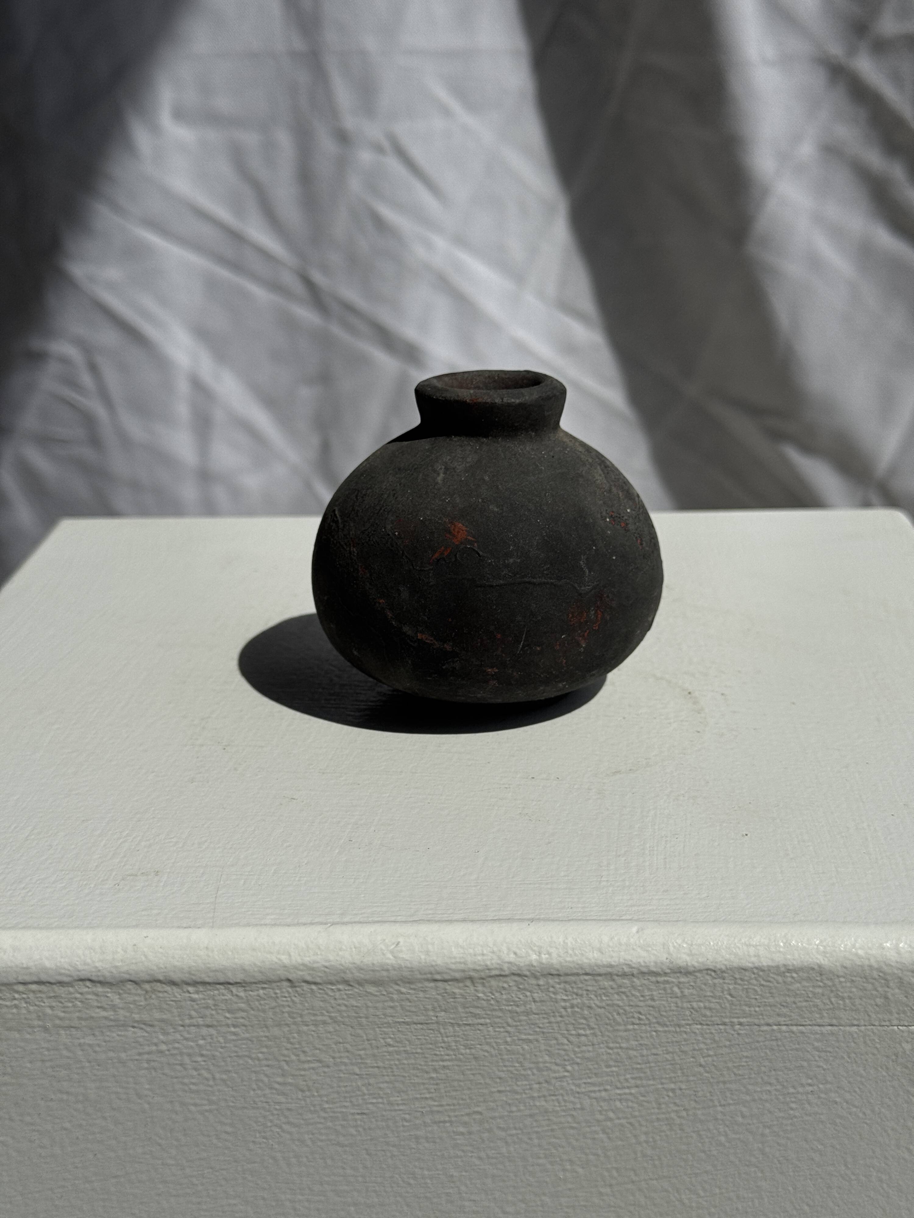 Minuscule black round pot in Indonesian terracotta H7 D7