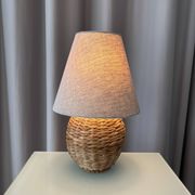 Lampe de table vintage en rotin tissé avec abat-jour en lin