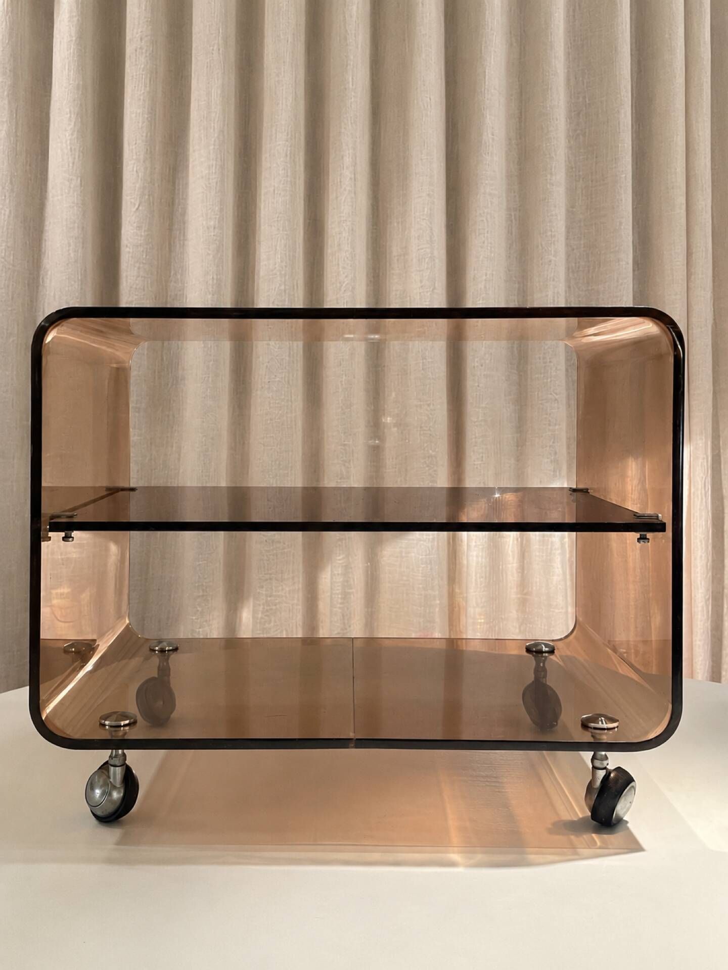 Chariot de service vintage en lucite fumé marron – Attribué à Michel Dum