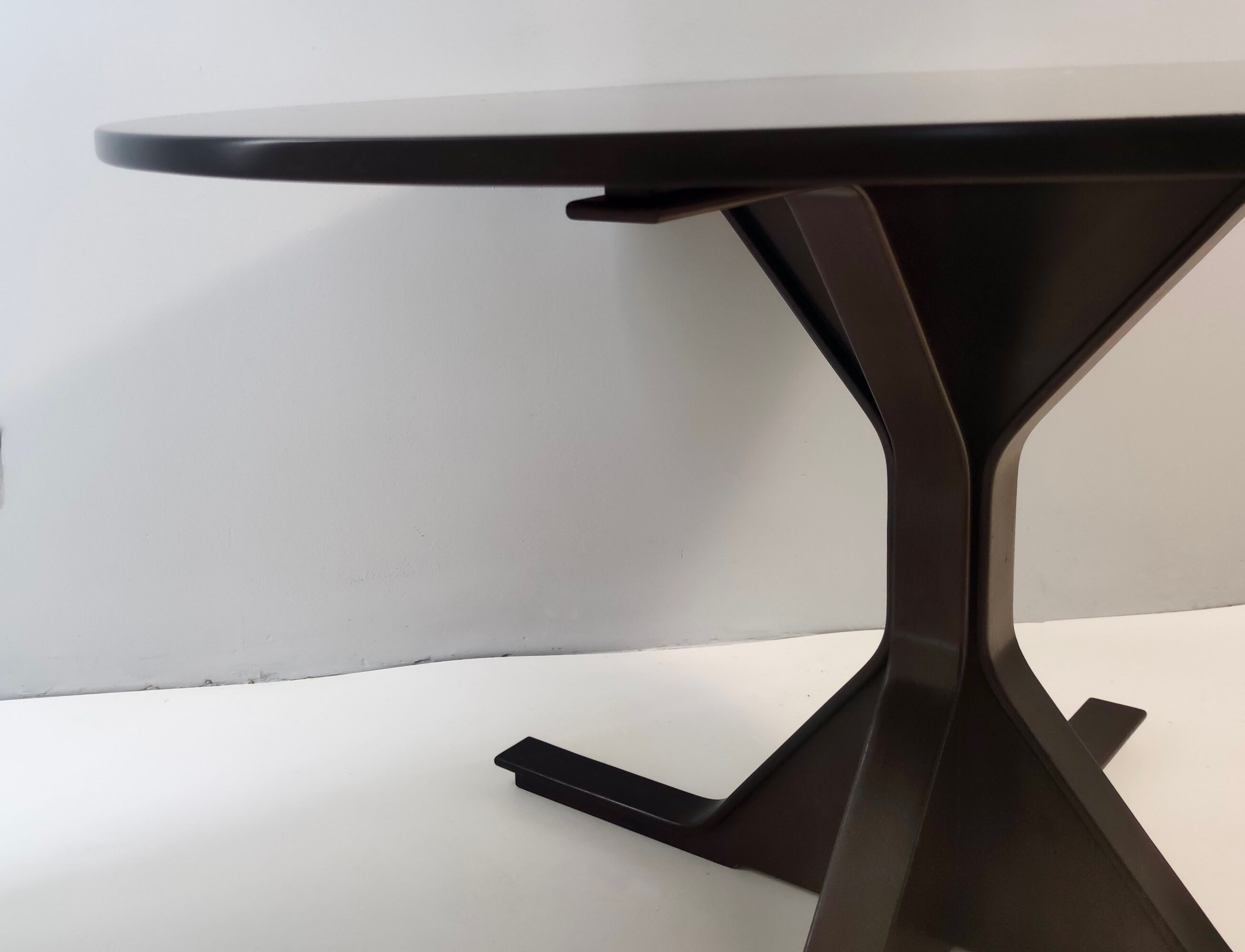 Vintage round ebonized walnut dining table mod. 522 by g. frattini for bernini