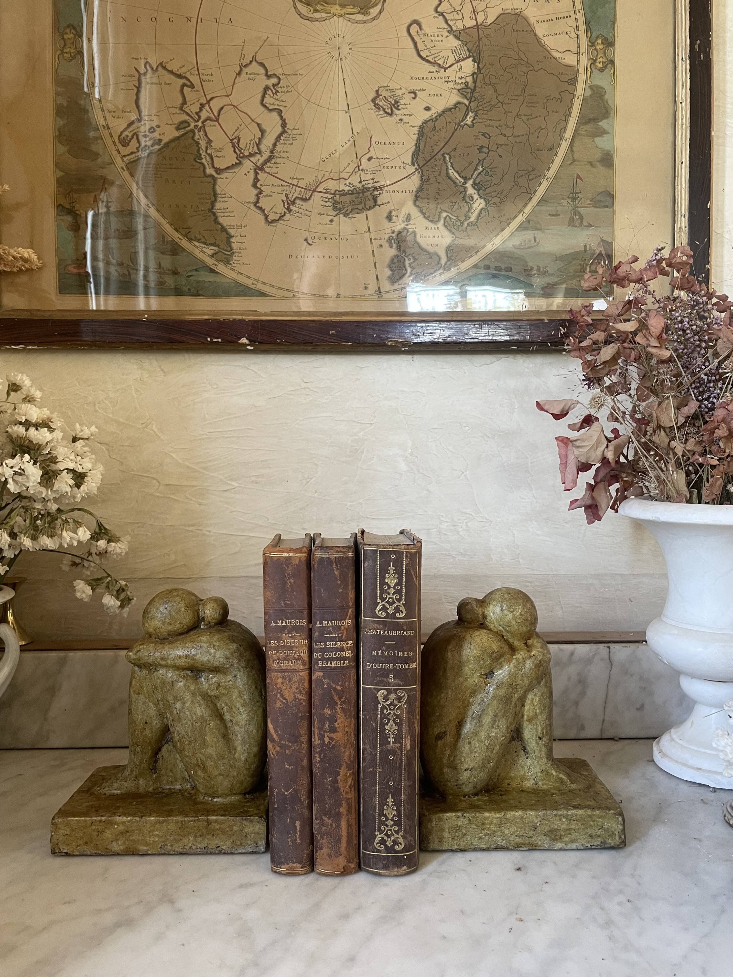 Serre-livres vintage en ciment patiné, sculptures de personnages enlacés, s