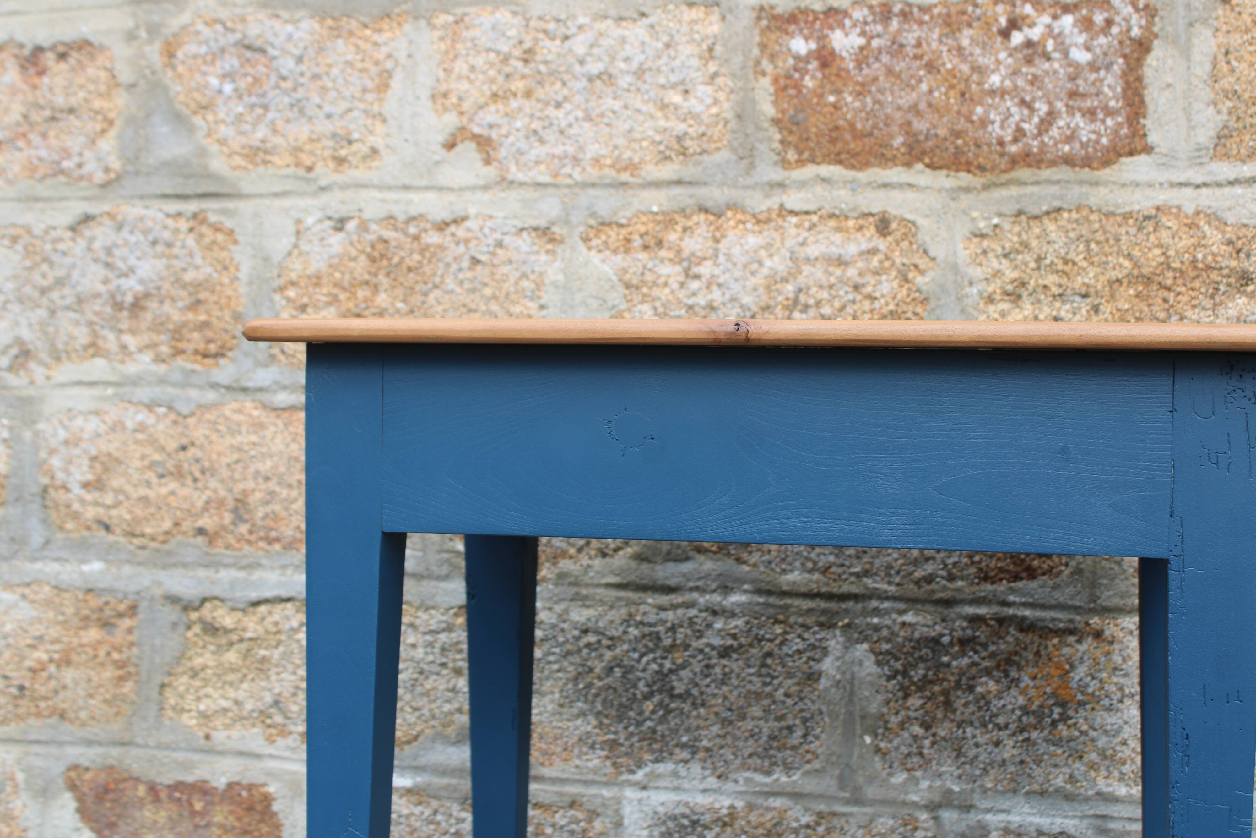 Table d’appoint ancienne rénovée – plateau bois naturel