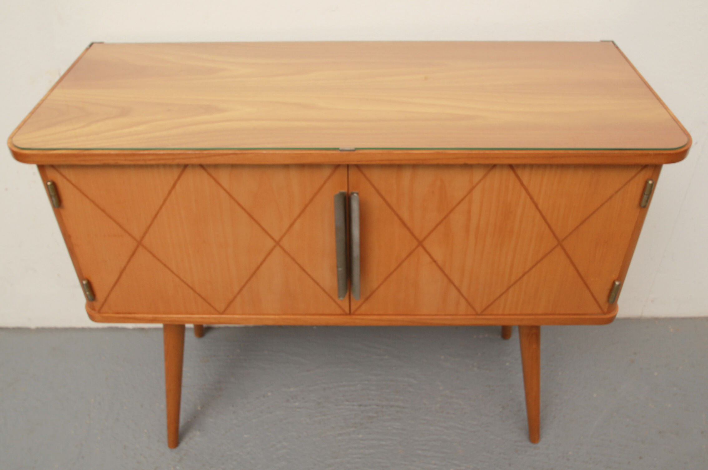 Commode des années 1950 en frêne avec incrustations