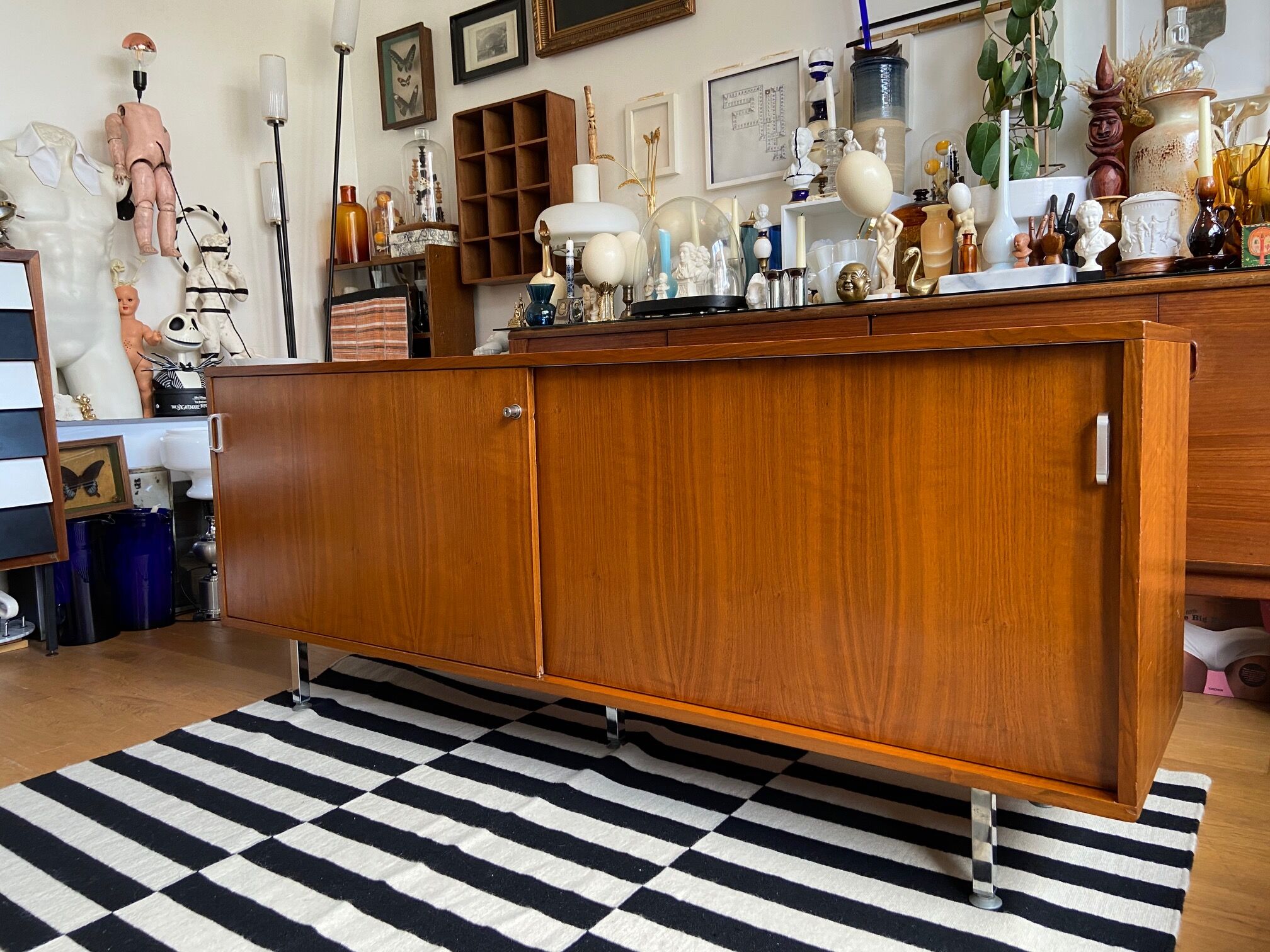 Teak veneer sideboard 80's