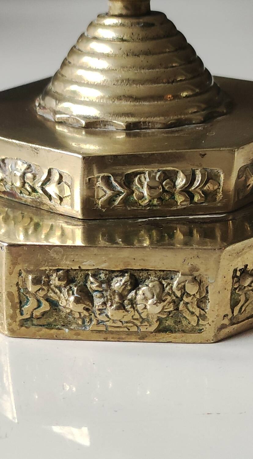 5-branched Jewish menorah/candlestick. Dedicated to mourning. In gilded bronze.