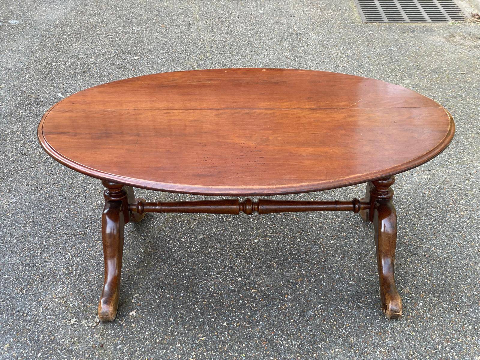 Large oval coffee table in solid wood 133x93cm