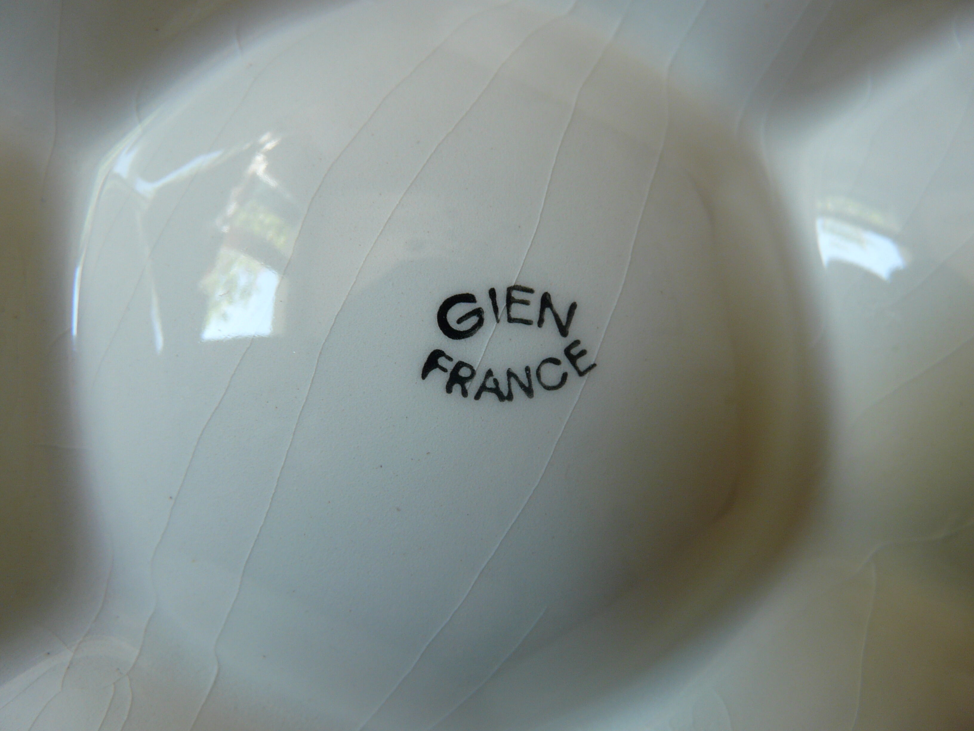 6 oyster plates, 1 ramekin and 1 cup from the Gien factory