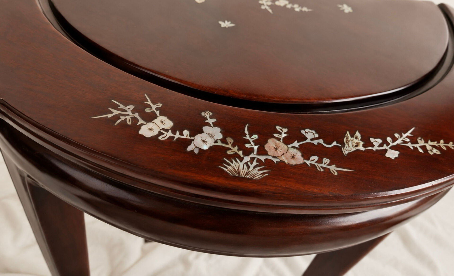 Mahogany gueridon with mother-of-pearl inlays featuring Asian floral decor.