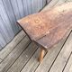 Banc brutaliste bois massif tripode