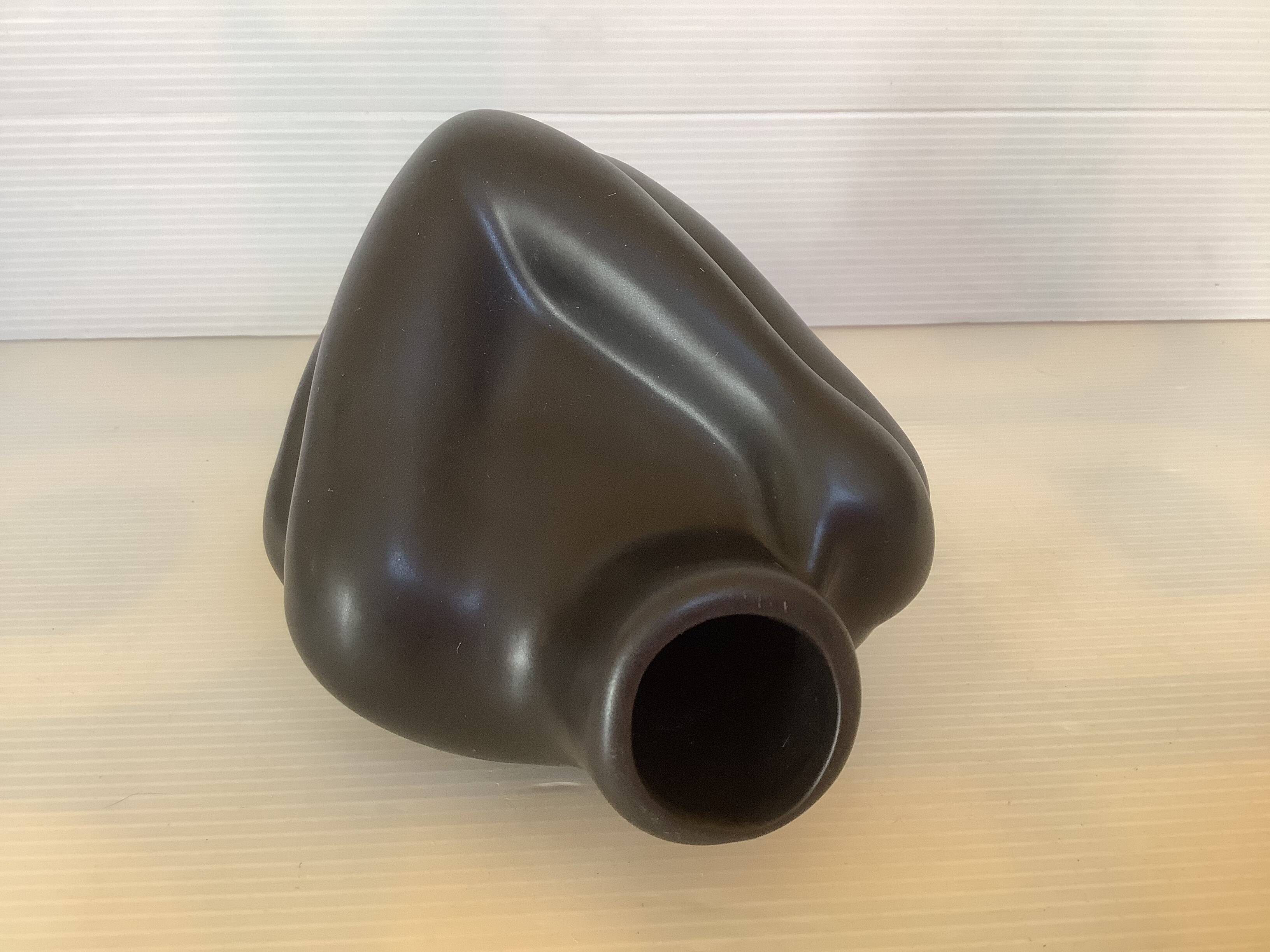 Single flower vase bust black glaze