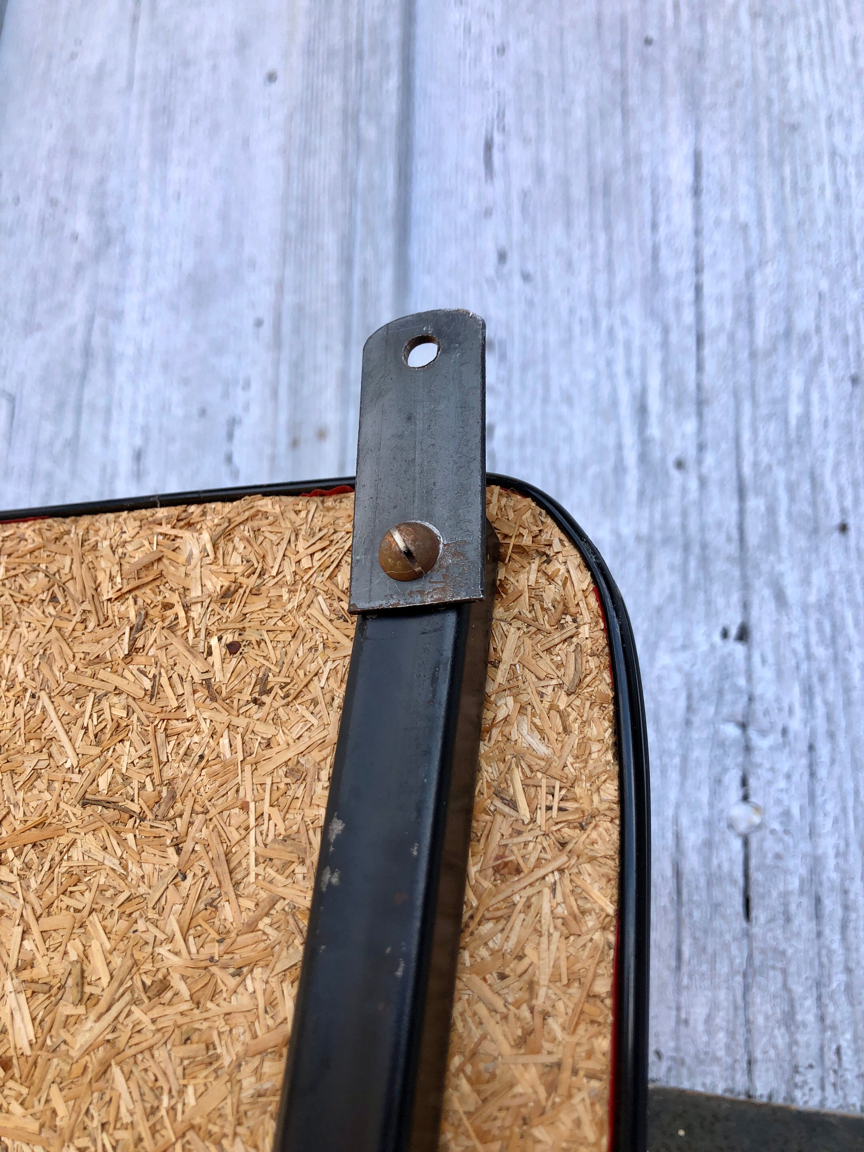 Porte-manteau rouge 1950 miroir forme libre patères laiton