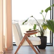 Fauteuil vintage en bouclé gris et blanc, design scandinave.