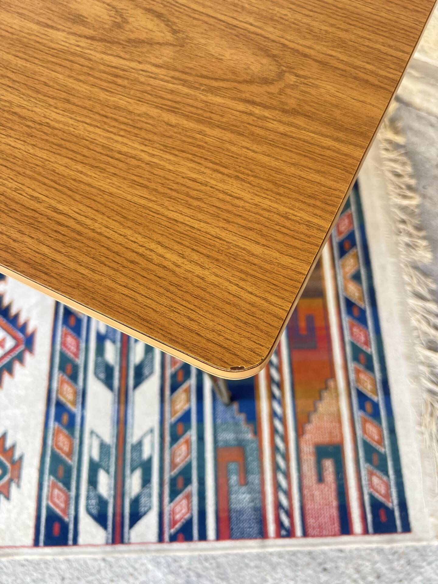 Petite table basse vintage en Formica - pieds Eiffel