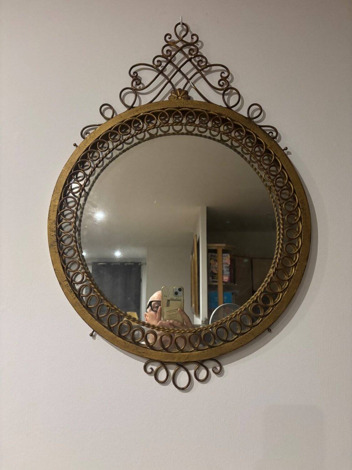 Round wall mirror - Gold metal with scrolls - Classic style - 1950s
