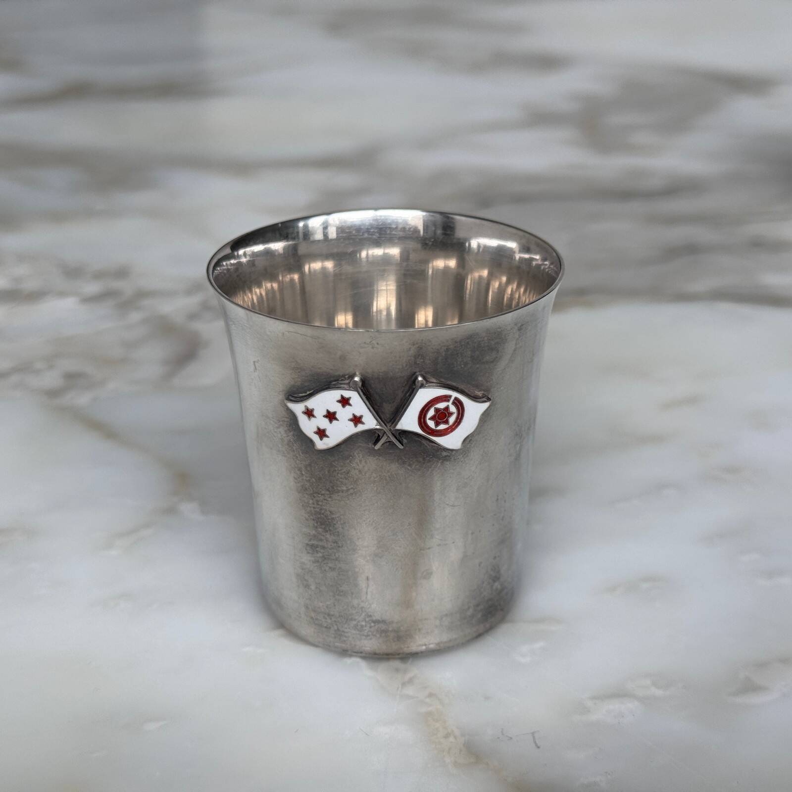 Set of 3 small silver 970 sterling cups with enamelled flags from the 20th century.