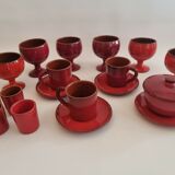Red enamelled terracotta: cups, saucers, glasses