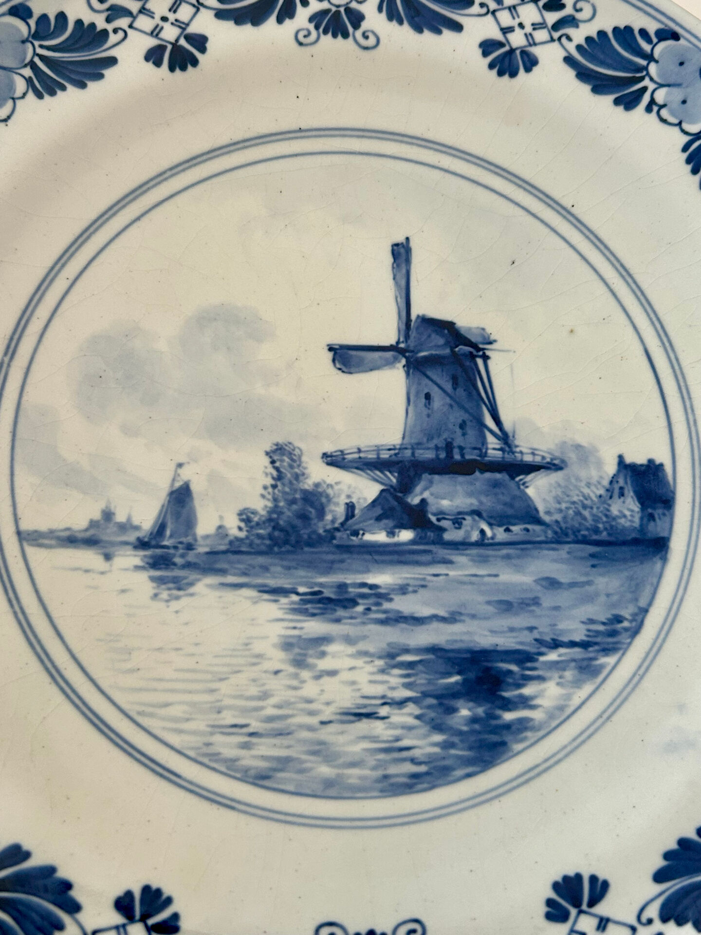 Old wall plate in blue Delft pottery