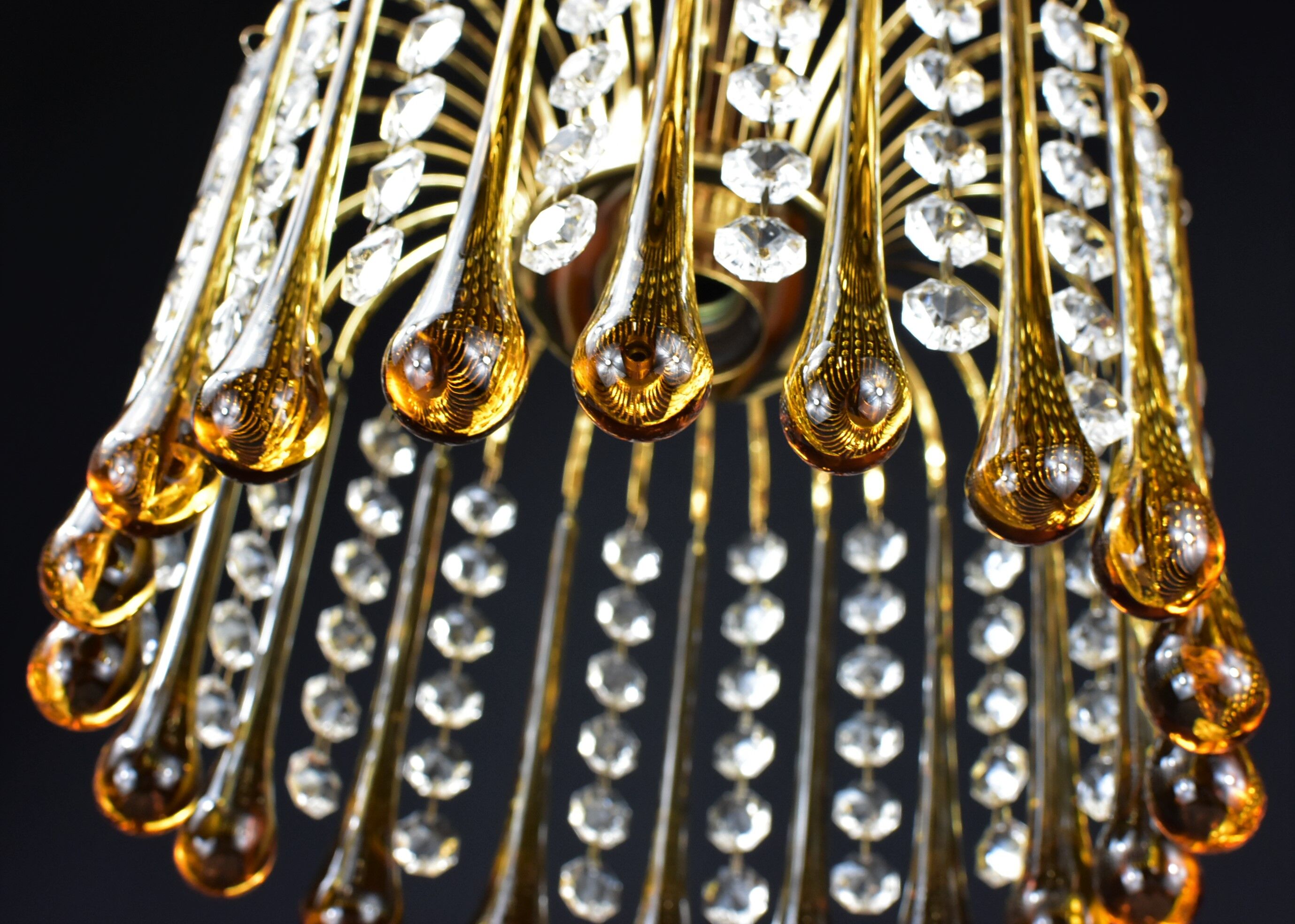 Suspension with tassels drops of water an glass