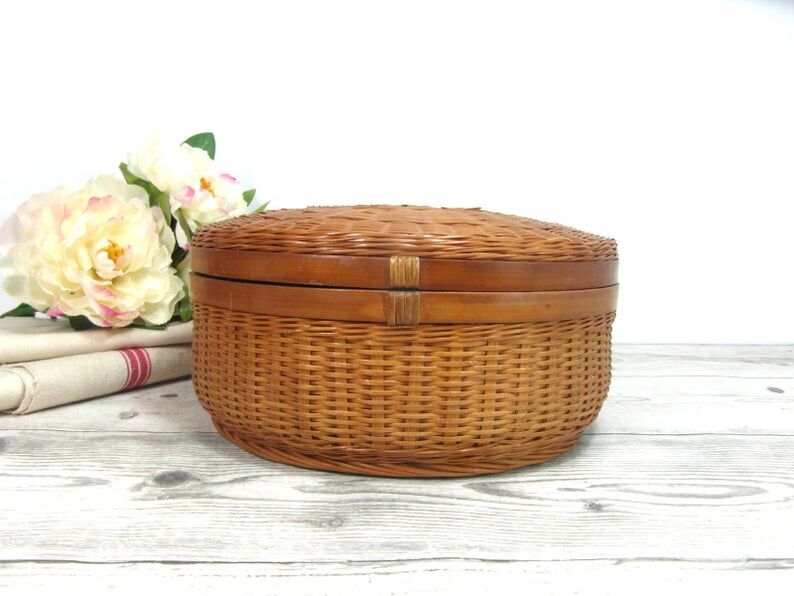 Wicker basket with lid