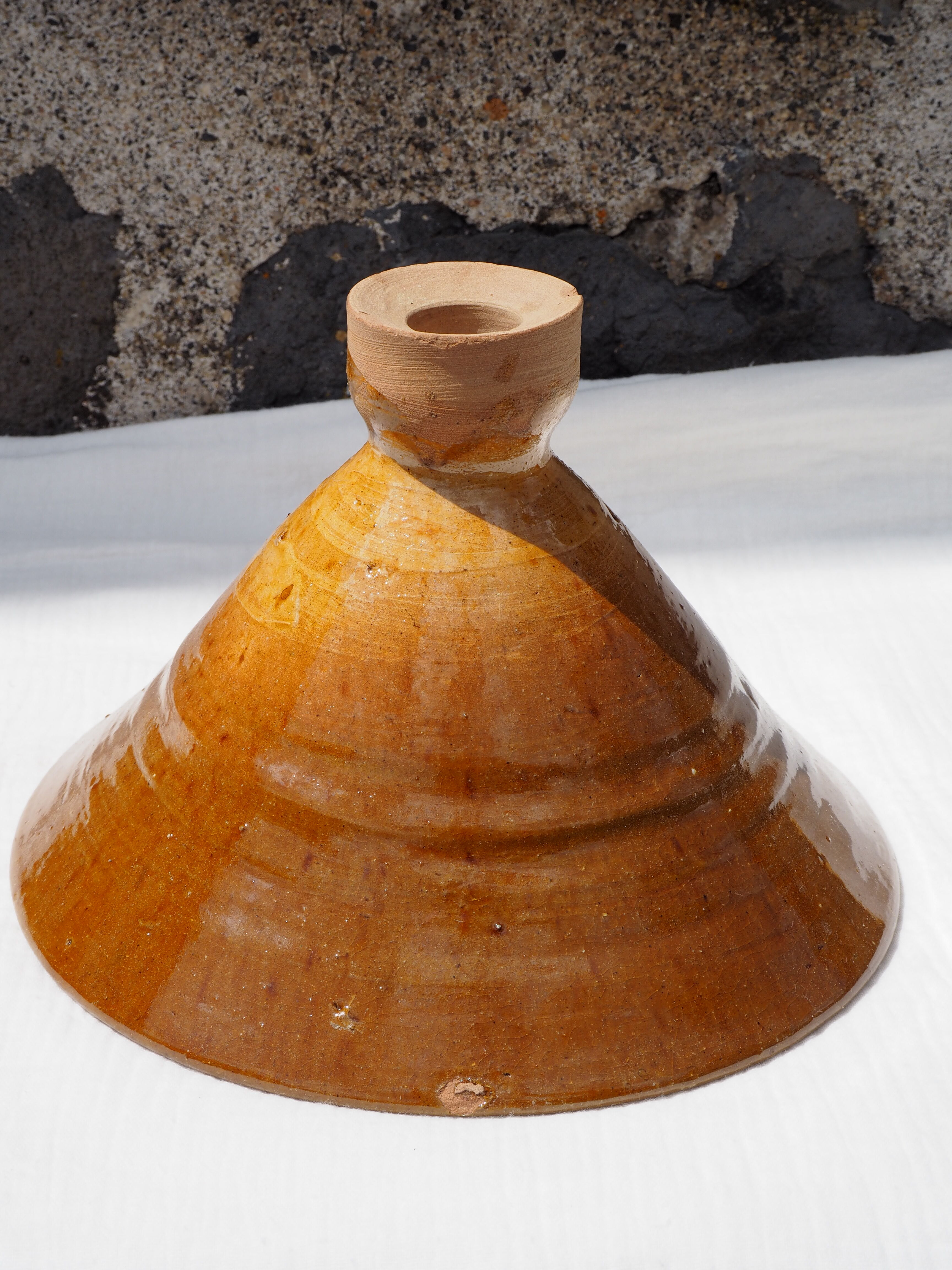 Plat à tajine artisanal en terre cuite