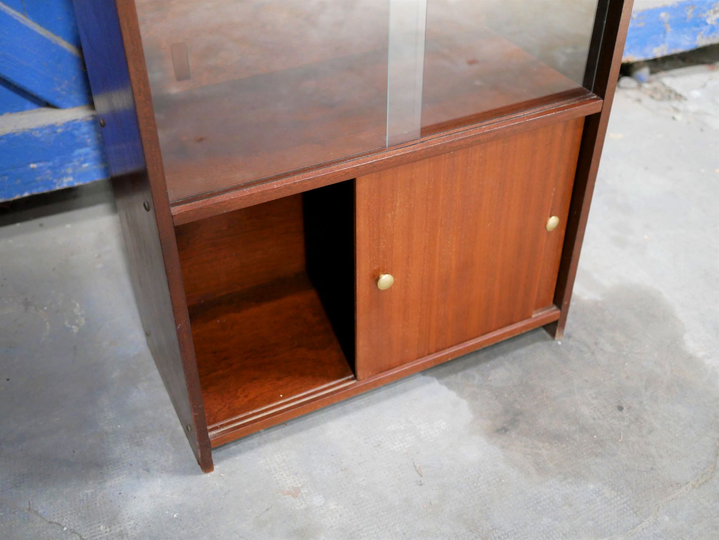 Vintage showcase library