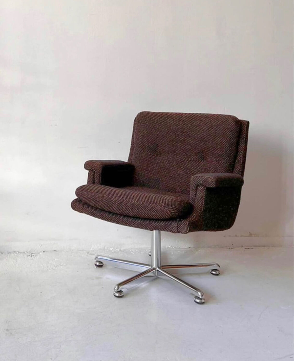 Swivel armchair