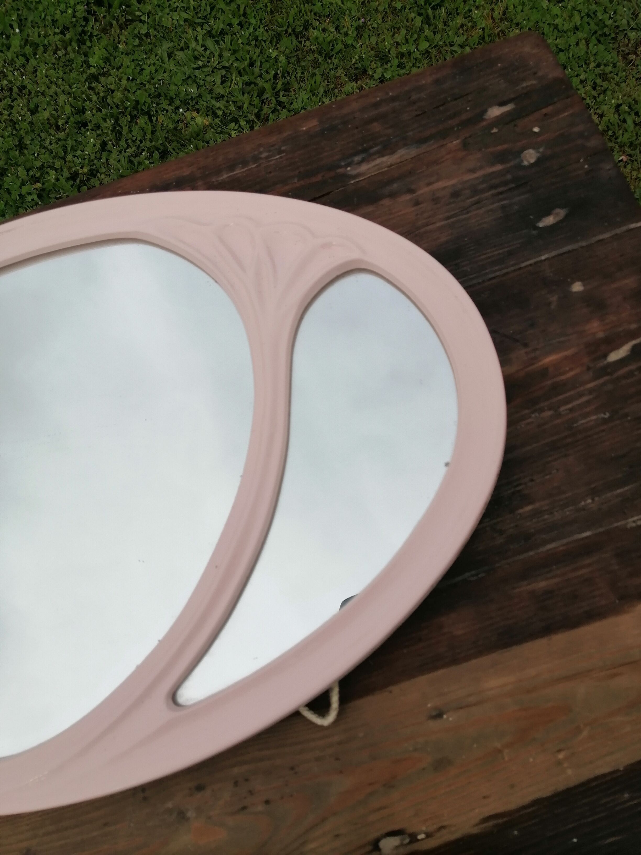 Oval mirror in pink cast iron layette