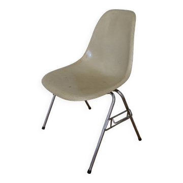 Chaise coque EAMES crème Herman Miller