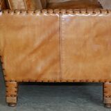 Three-seater leather canapé in Edwardian style with studs.