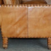Three-seater leather canapé in Edwardian style with studs.