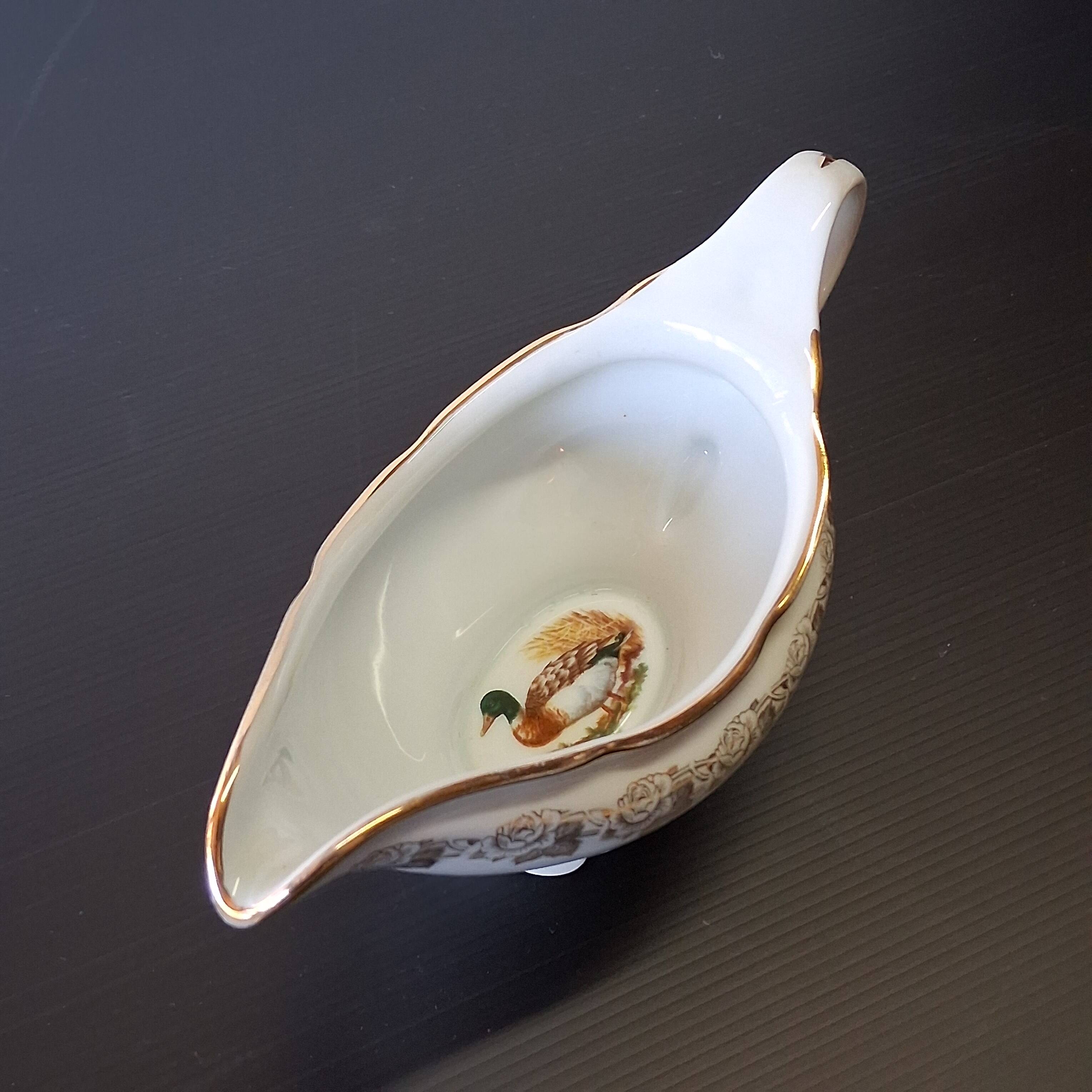 Very pretty porcelain sauceboat from Vierzon in very good condition.