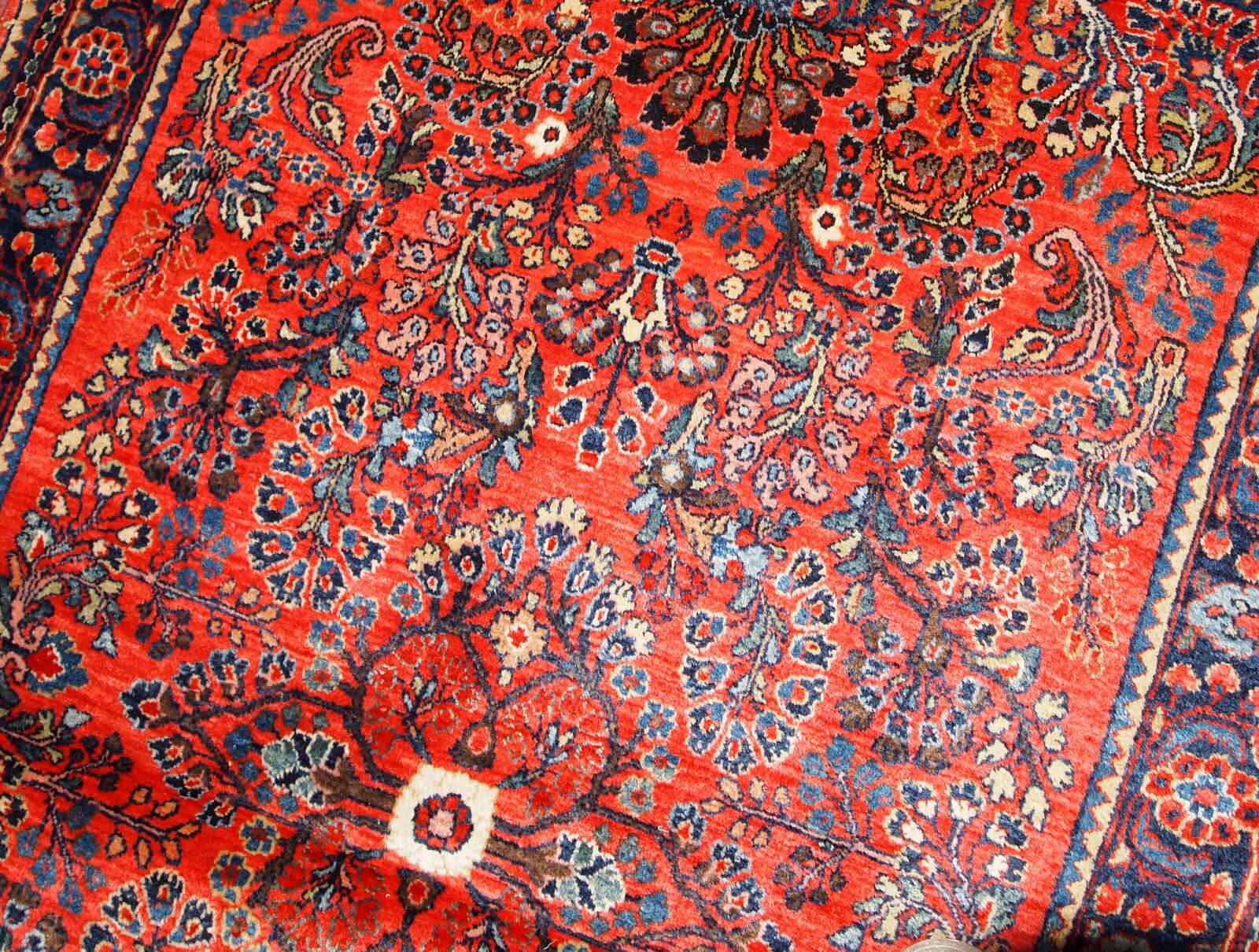 Handmade antique Persian Sarouk rug 3.2' x 5.2' (97cm x 158cm) 1920s